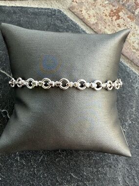 14kt. White Gold circle and arrow link bracelet 7.5” long